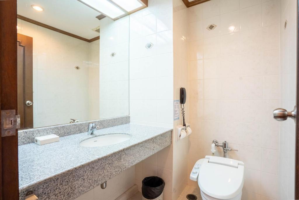 Journeyhub Sukhumvit 26, Bangkok - Formerly St James Hotel - Resim 17