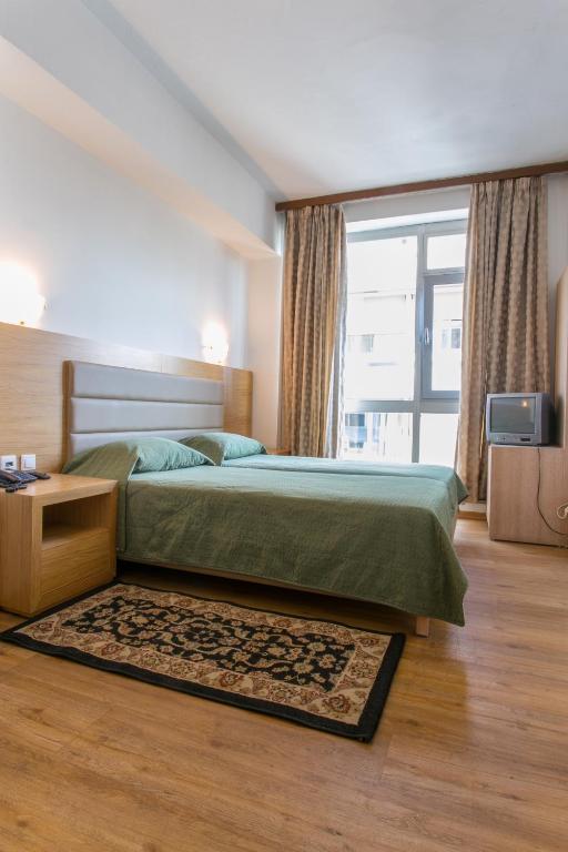 Posteľ alebo postele v izbe v ubytovaní Arethusa Hotel Athens