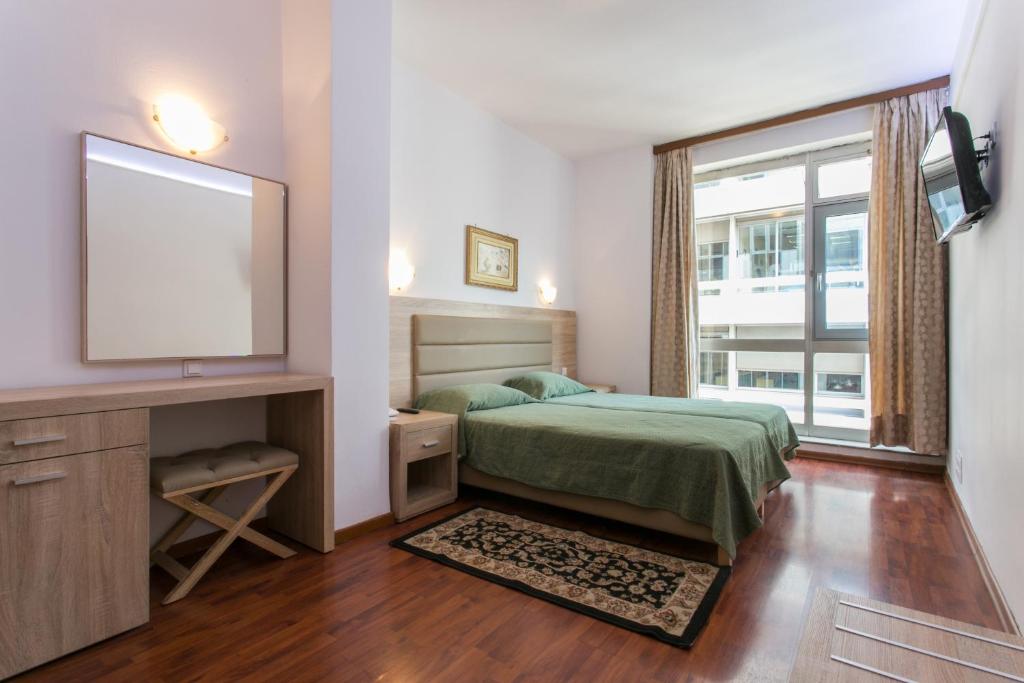 Posteľ alebo postele v izbe v ubytovaní Arethusa Hotel Athens