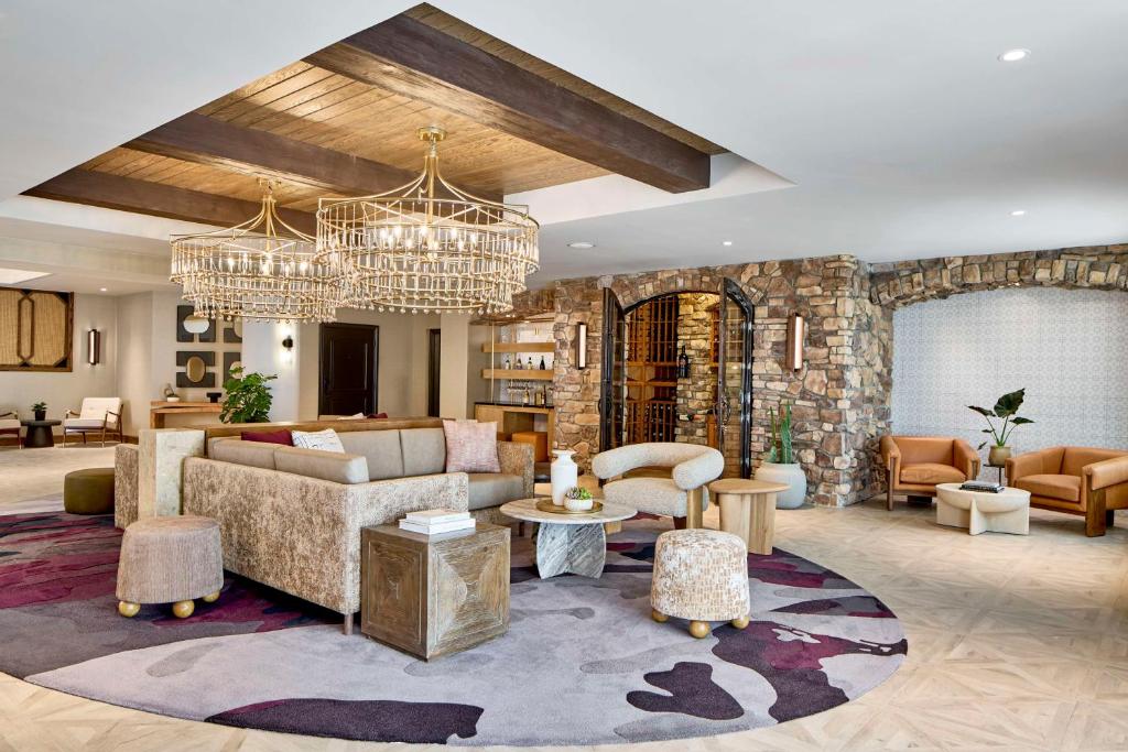 Bellasera Hotel & Suites Paso Robles, Tapestry by Hilton的休息区