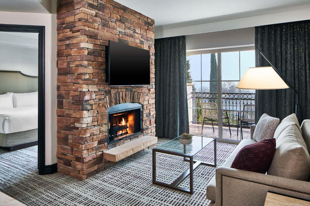 Bellasera Hotel & Suites Paso Robles, Tapestry by Hilton的休息区