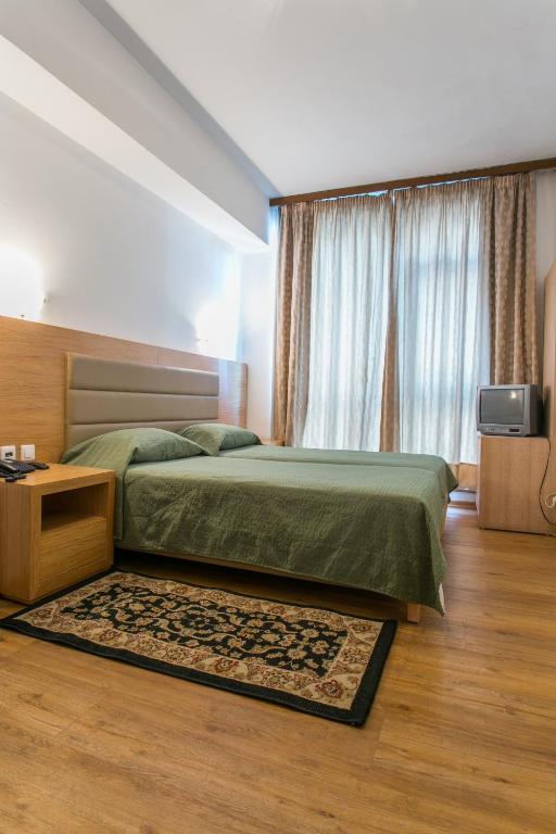 Posteľ alebo postele v izbe v ubytovaní Arethusa Hotel Athens