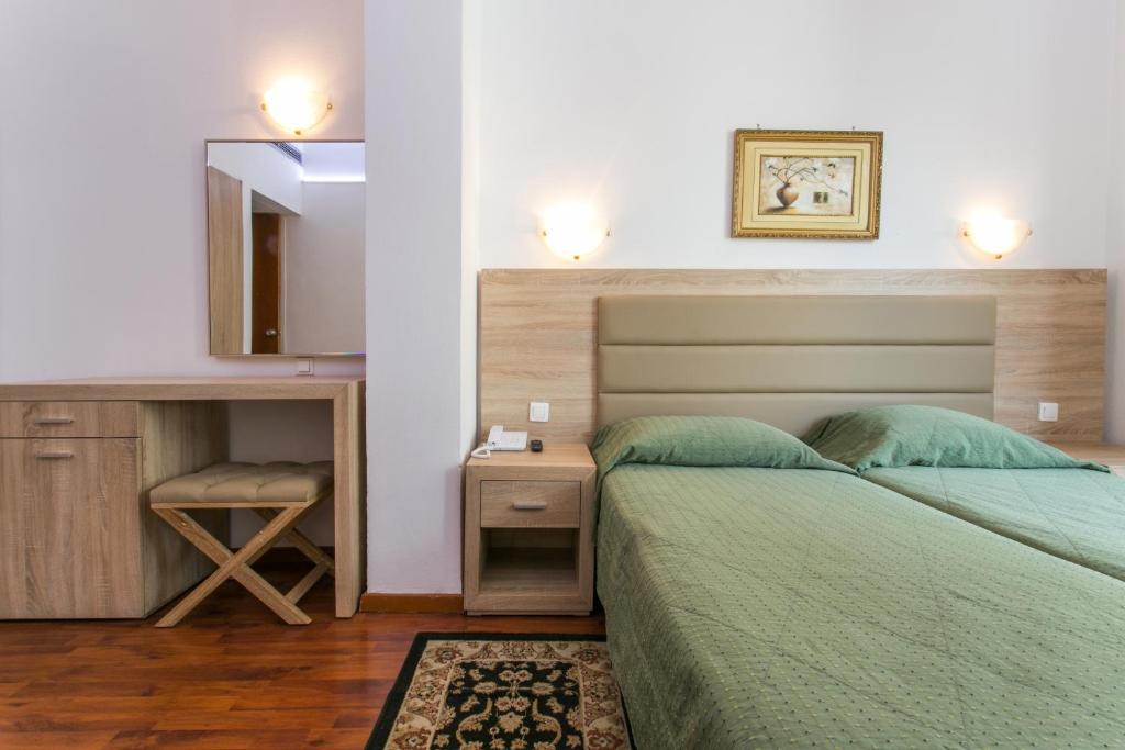 Posteľ alebo postele v izbe v ubytovaní Arethusa Hotel Athens