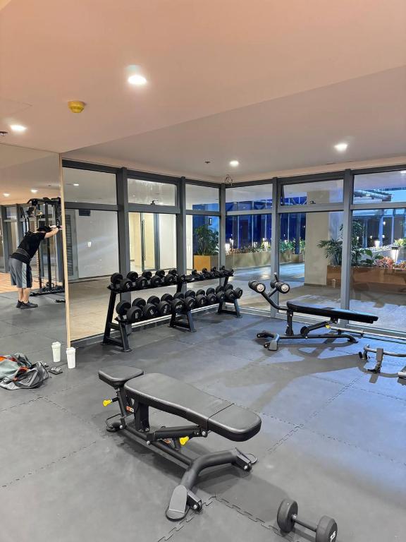 Fitness centrum a/nebo fitness zařízení v ubytování LCONDOTEL Hotel Studio with Balcony at Imperial Plaza near MOA NAIA PITX