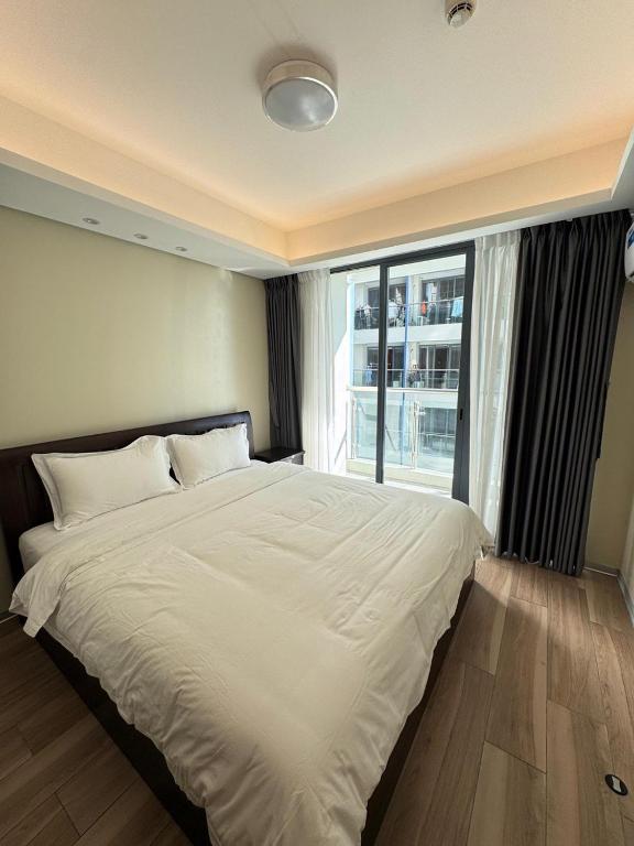 Postel nebo postele na pokoji v ubytování LCONDOTEL Hotel Studio with Balcony at Imperial Plaza near MOA NAIA PITX