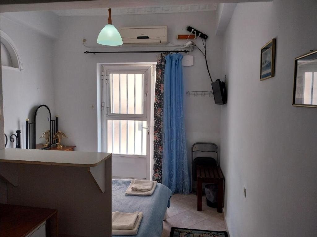 Postel nebo postele na pokoji v ubytování HERMOUPOLI ROOMS