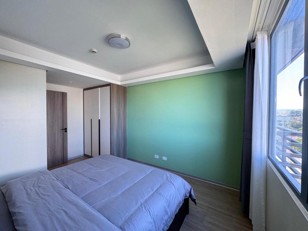 Postel nebo postele na pokoji v ubytování LCONDOTEL Hotel Studio with Balcony at Imperial Plaza near MOA NAIA PITX