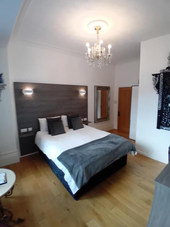 Postel nebo postele na pokoji v ubytování Grosvenor House - onsite free parking