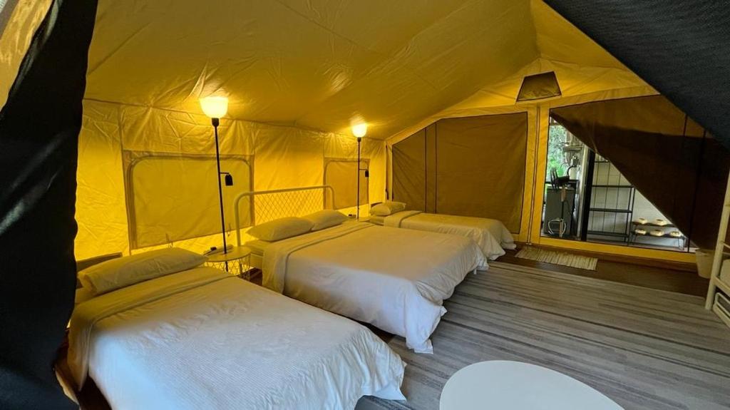 Postel nebo postele na pokoji v ubytování Canopy Villa Nuang Hill