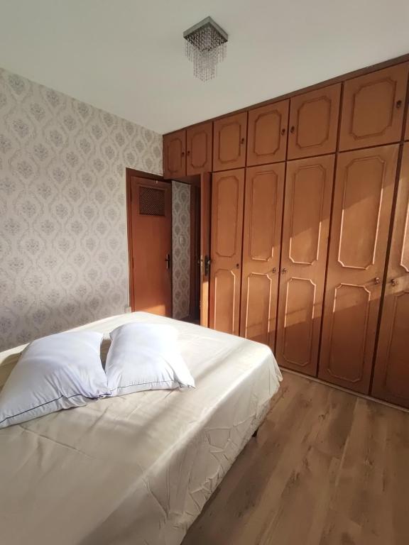 Кровать или кровати в номере Apto Centro com estacionamento