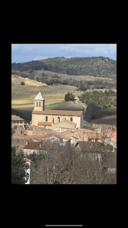 une petite ville avec une église au milieu d'un champ dans l'établissement La maison du soleil, à Villar-Saint-Anselme