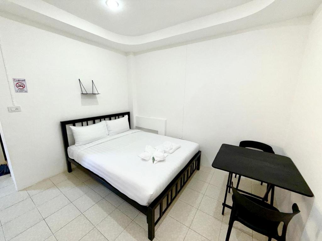Un dormitorio pequeño con una cama y un escritorio. en Patong Canal Villa 107, en Patong Beach