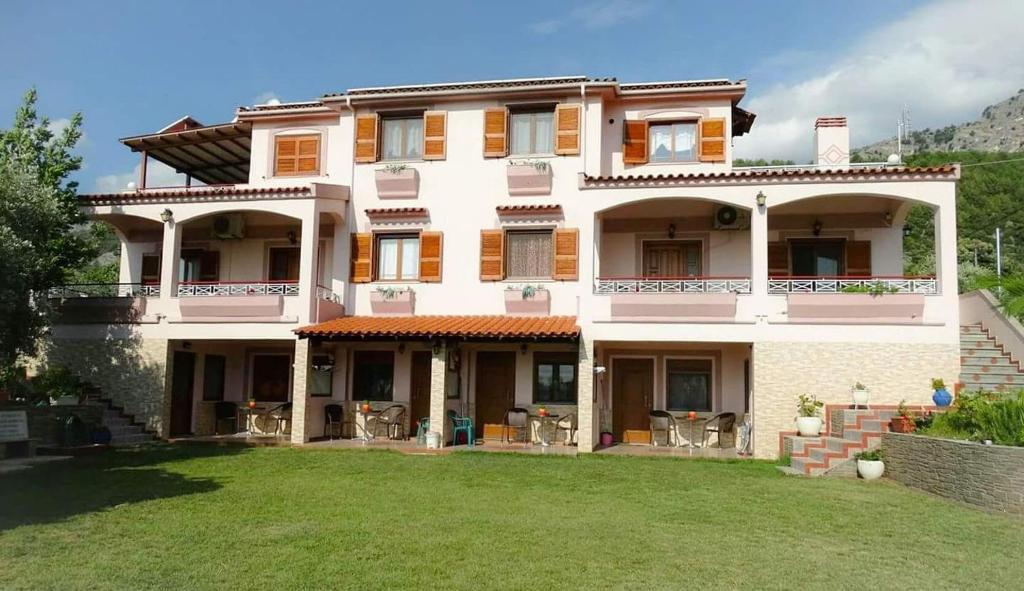 a large house with a lawn in front of it at Villa Melina 2 in Koinyra