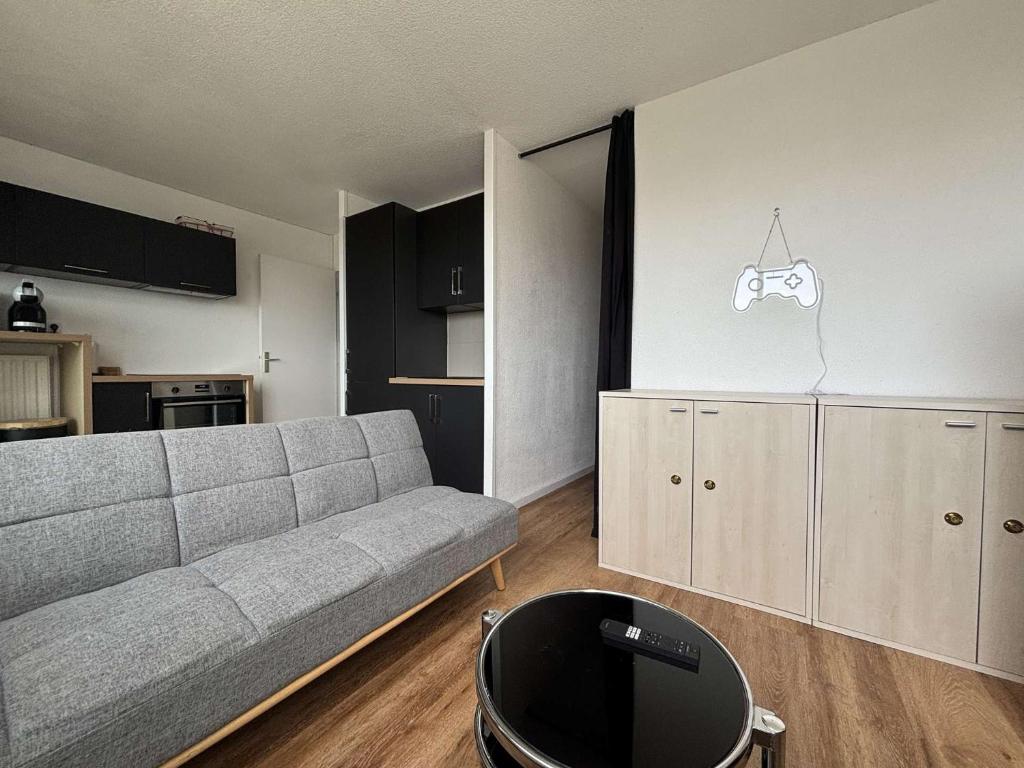 un salon avec un canapé et une télévision dans l'établissement Appt Studio cabine LA ROCHELLE - LR240-207, à La Rochelle