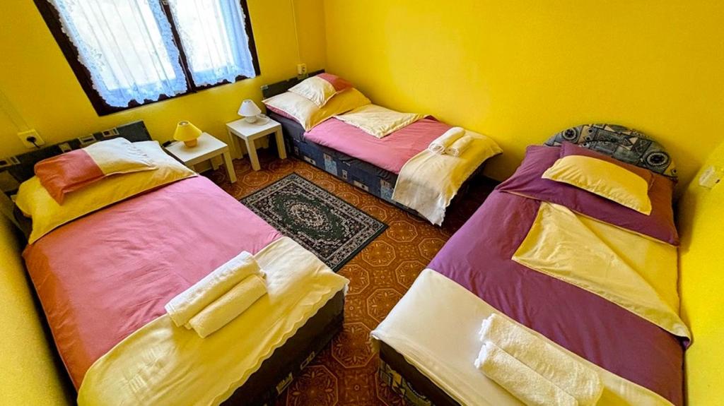Postel nebo postele na pokoji v ubytování Viktória Apartman DunaWeekend