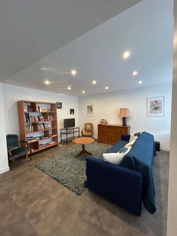 a living room with a blue couch and a table at Appartement 4 personnes joliment rénové proche du Centre-ville in Épinal