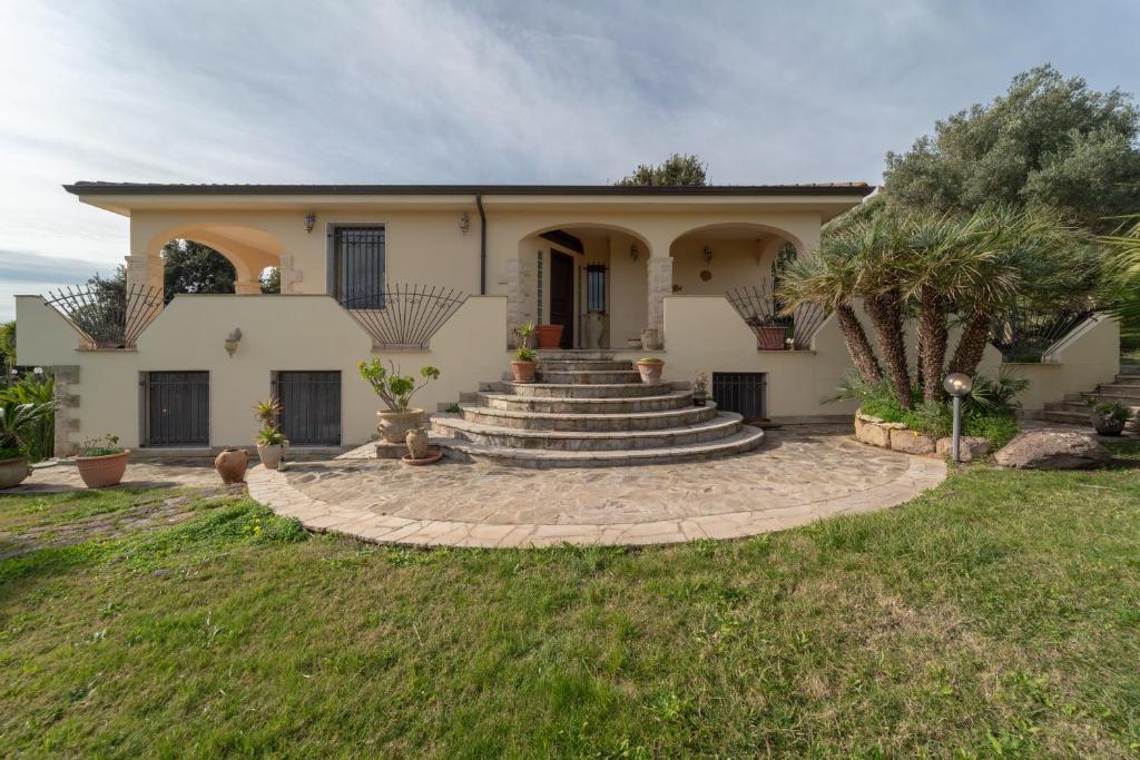 SurighedduにあるVilla Sant 'Elmo Algheroの庭前階段付きの家