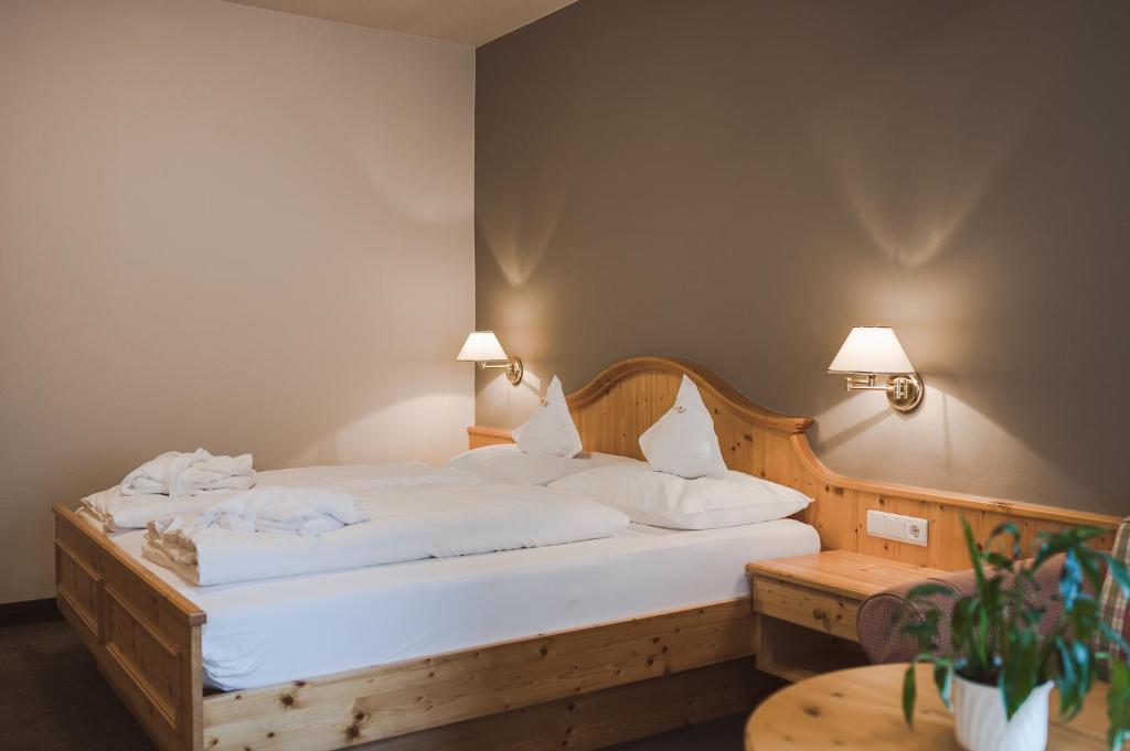 Postel nebo postele na pokoji v ubytování Hotel Tyrol