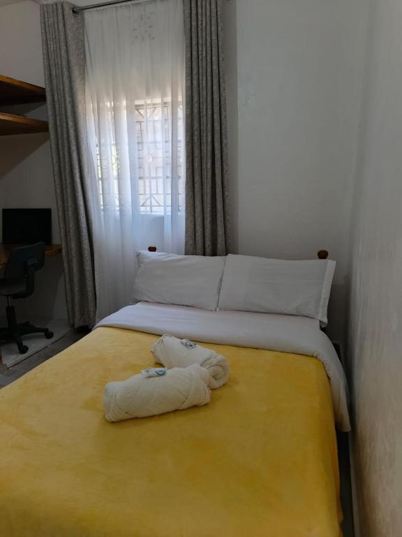 Letto o letti in una camera di RUWAMU Guesthouse