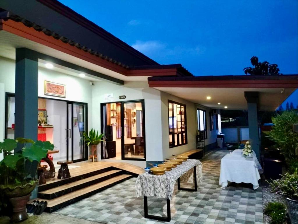 Bangunan di mana terletaknya vila ini
