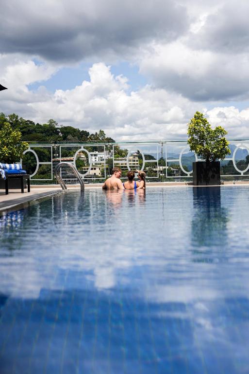 Bazén v ubytování Radisson Hotel Kandy nebo v jeho okolí
