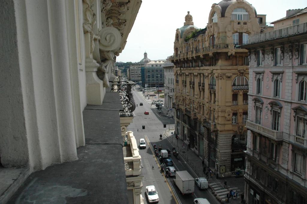 Nespecifikovaný výhled na destinaci Janov nebo výhled na město při pohledu z hotelu