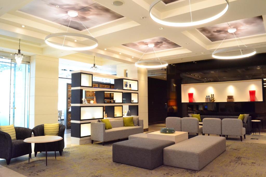 eine Lobby mit Sofas, Stühlen und einem Tisch in der Unterkunft Citadines Central Shinjuku Tokyo in Tokio