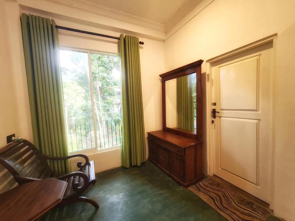 キャンディにあるTeirack Rosis Wishの窓、ベンチ、ドアが備わる客室です。