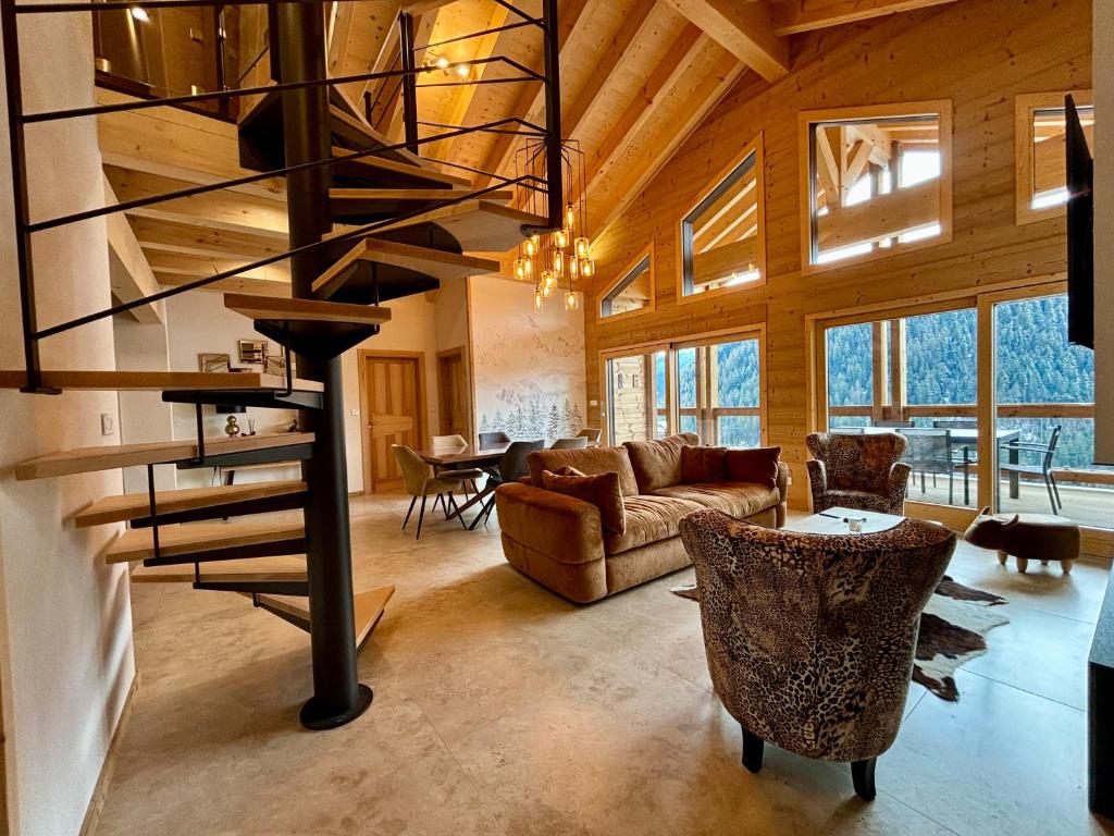 - un salon avec un escalier en colimaçon dans une maison dans l'établissement Le Panorama 301 - Penthouse d'exception, à Châtel