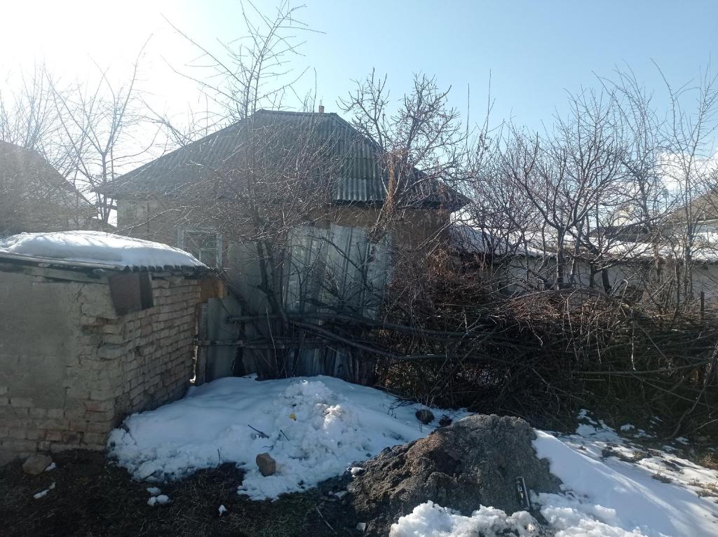 um quintal com neve no chão e um prédio em Гостевой дом em Sazanovskoye