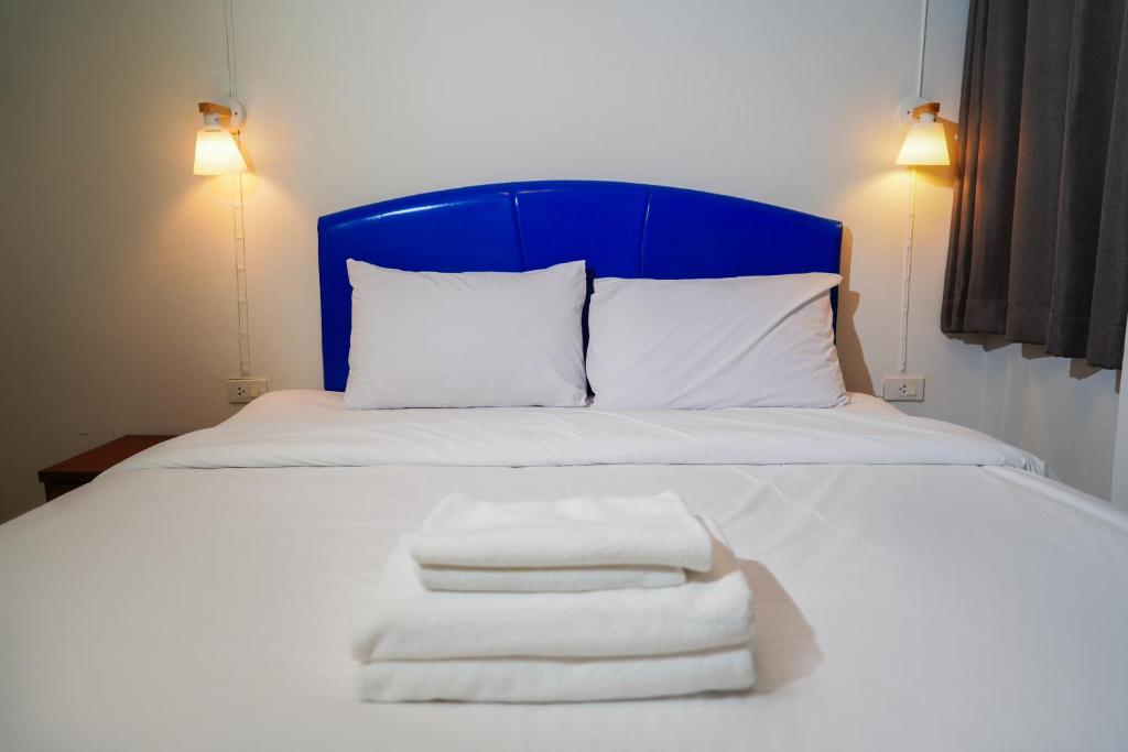 Postel nebo postele na pokoji v ubytování Luna Hut Resort
