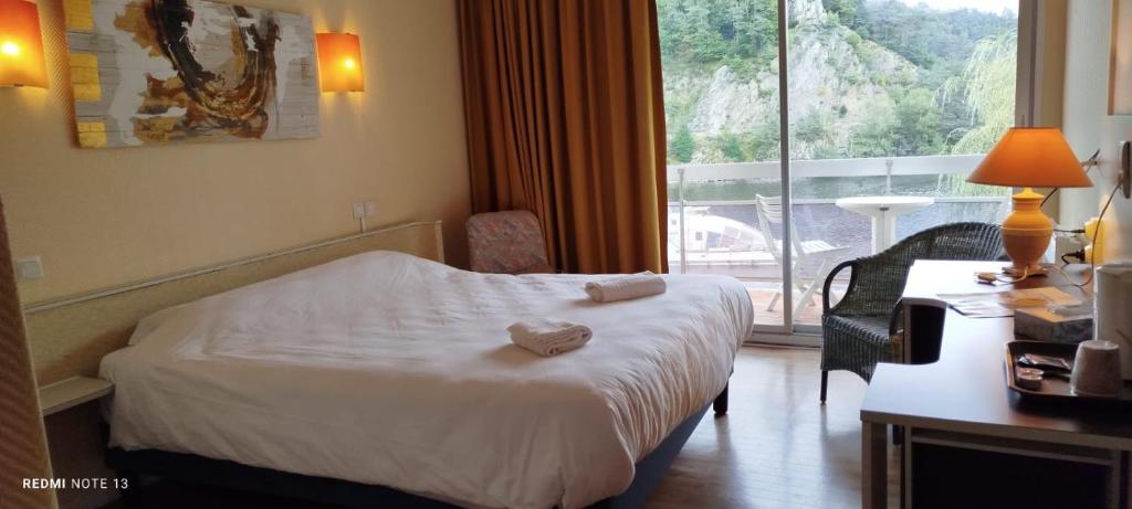Postel nebo postele na pokoji v ubytování Garabit Hotel