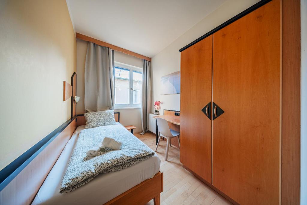 Postel nebo postele na pokoji v ubytování Vienna West Business Inn