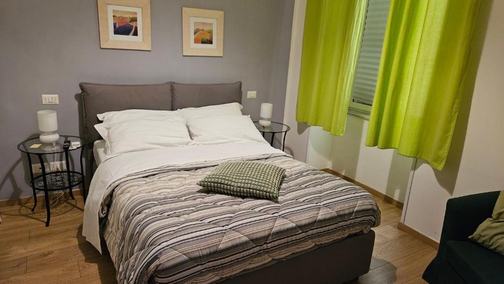 Кровать или кровати в номере Studio Flat 381