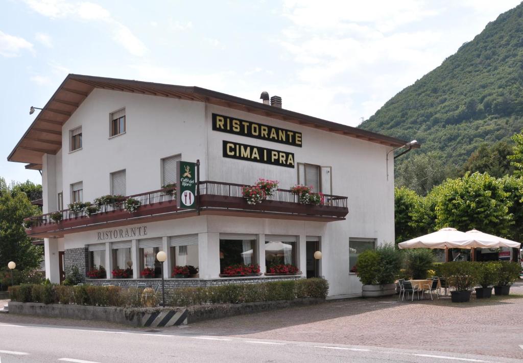 Nespecifikovaný výhled na hory nebo výhled na hory při pohledu z hotelu