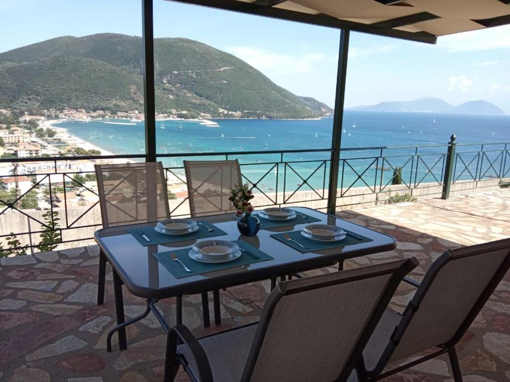 tavolo blu con sedie e vista sull'oceano di Aphrodite studio a Póndi