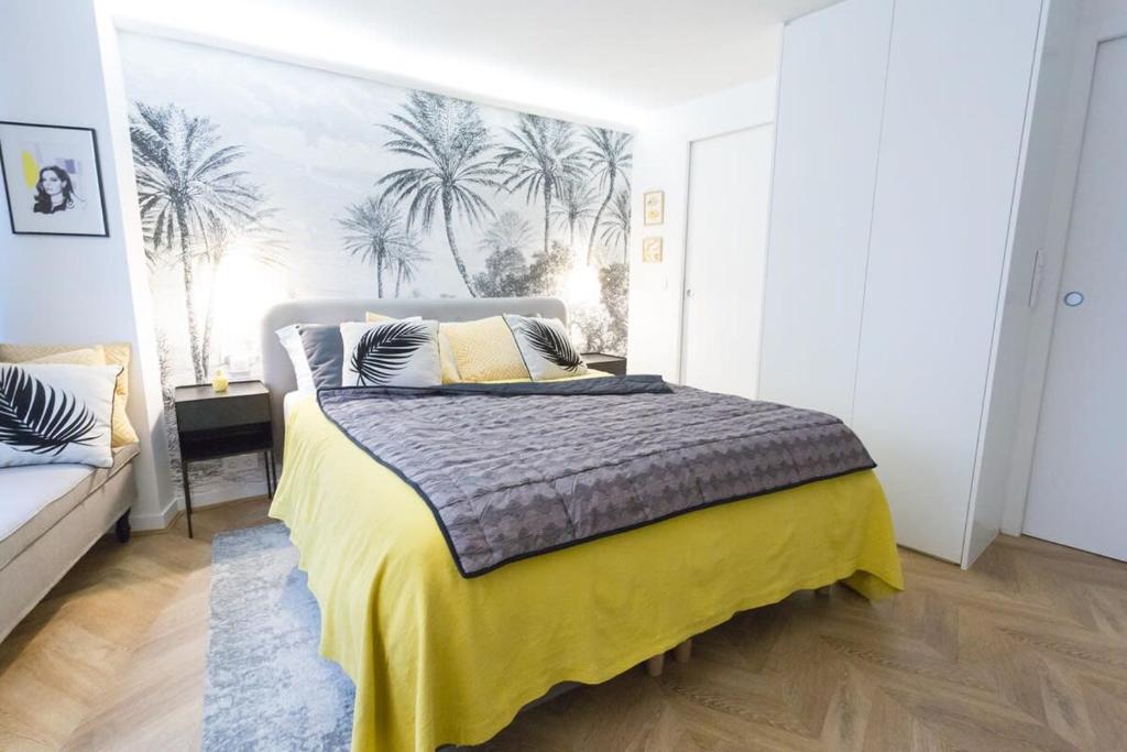 une chambre avec un grand lit avec une couverture jaune dans l'établissement La Boutique du Sentier, à Paris
