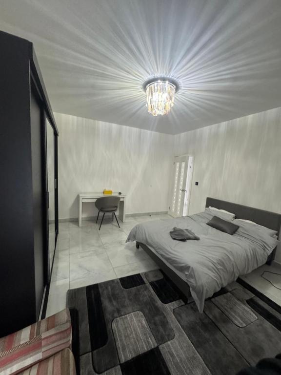 Postel nebo postele na pokoji v ubytování Elegant Estates Humble Abode Room 1