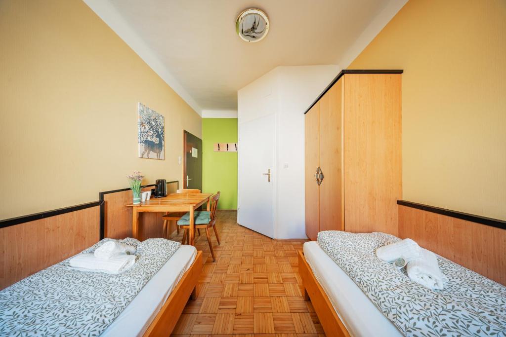 Postel nebo postele na pokoji v ubytování Vienna West Business Inn