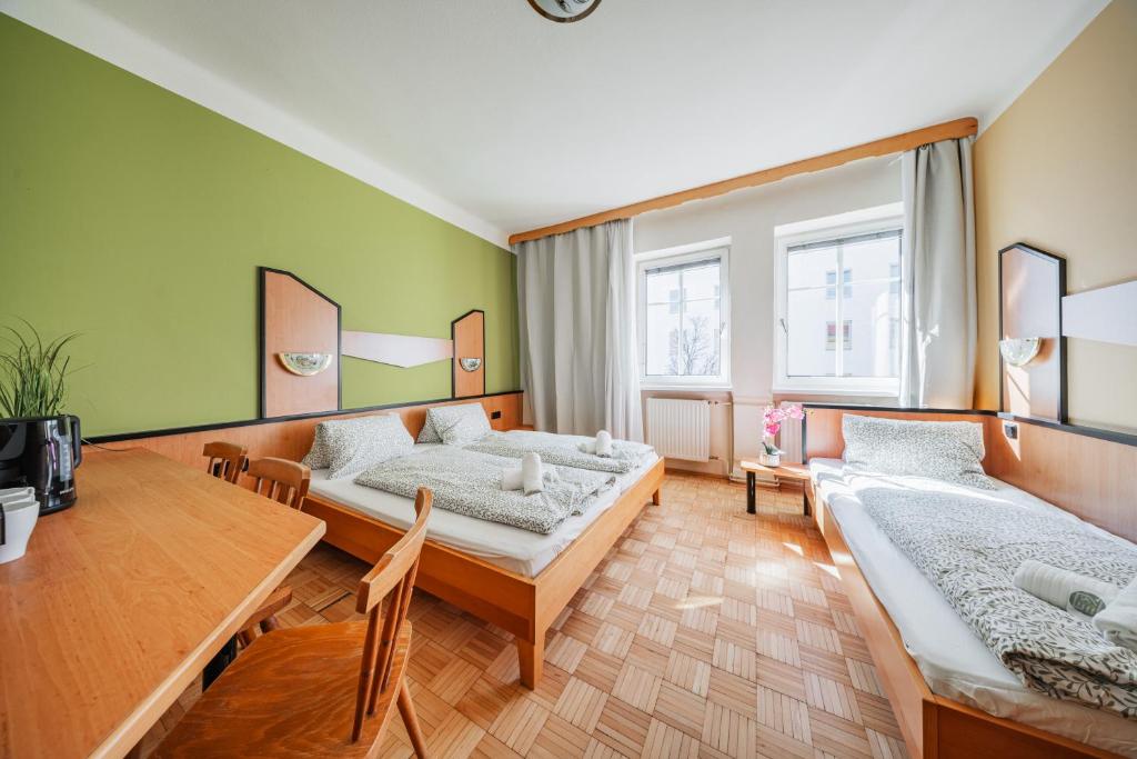 Postel nebo postele na pokoji v ubytování Vienna West Business Inn