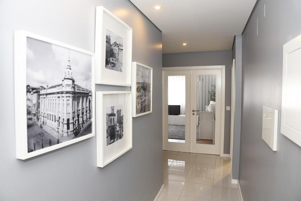 een hal met vijf foto's op de muren bij MyHome Braga1 in Braga