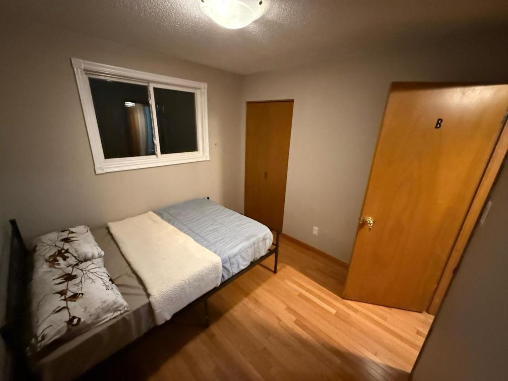 Postel nebo postele na pokoji v ubytování HEAVY PRICE CUT-BOOK NOW!- Next to Airport, Downtown,Transit