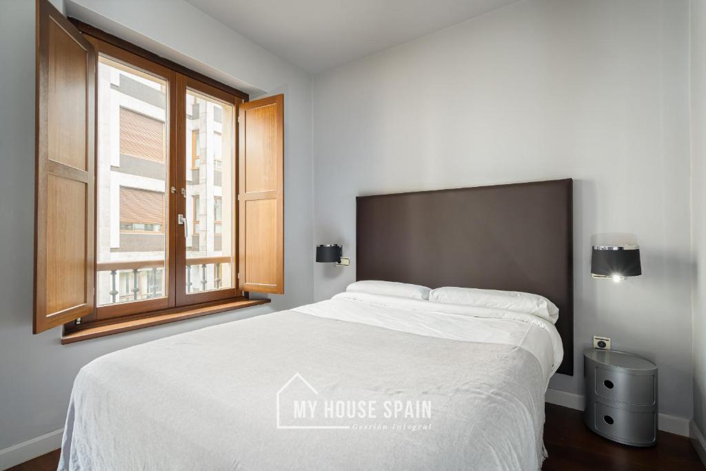 Postel nebo postele na pokoji v ubytování MyHouseSpain - Apartamentos Moros 41