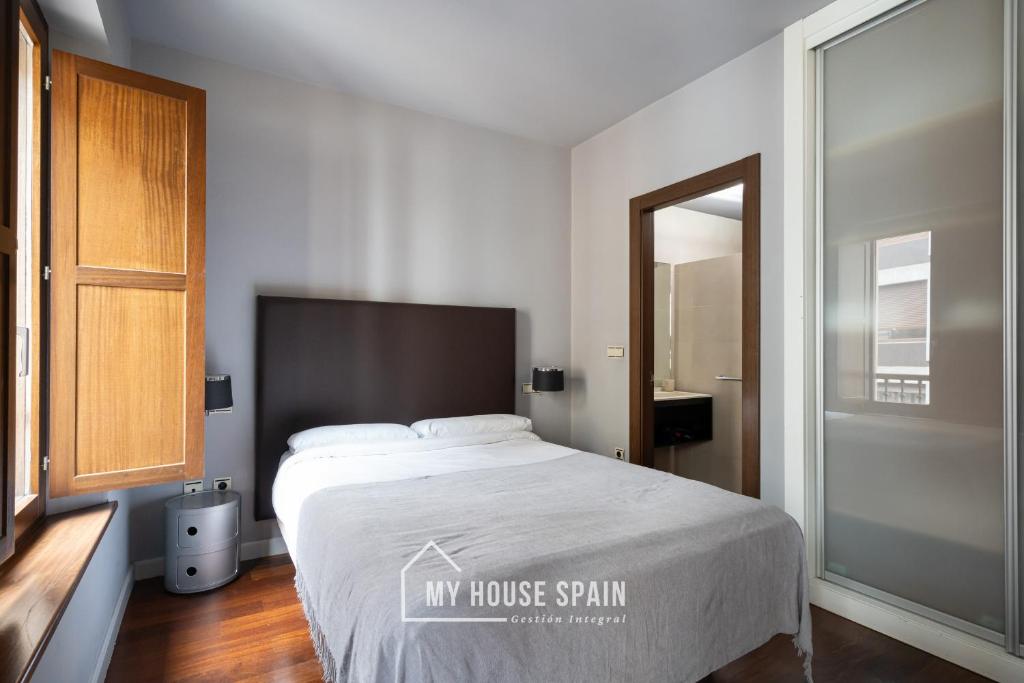Postel nebo postele na pokoji v ubytování MyHouseSpain - Apartamentos Moros 41
