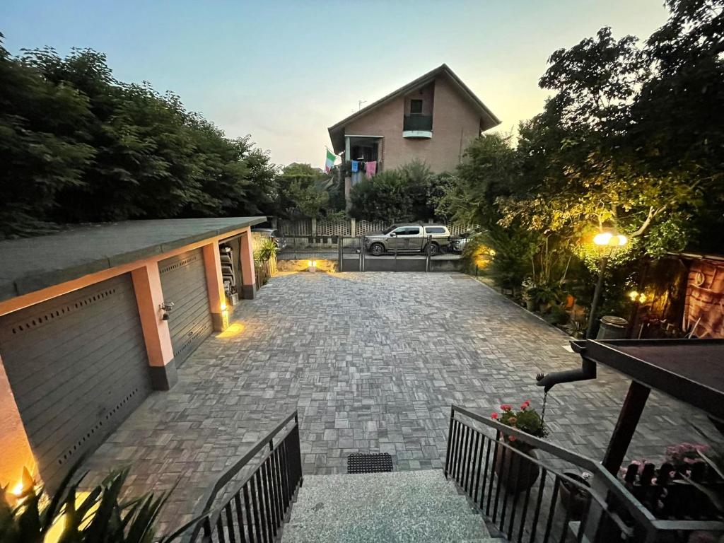 a driveway leading to a house with a car parked at Villa Rho a 5min dalla fiera busness&culture in Rho