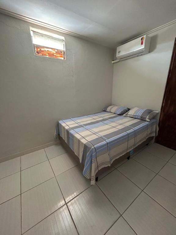 ein kleines Schlafzimmer mit einem Bett in einem Zimmer in der Unterkunft Casa aconchego in Canindé de São Francisco