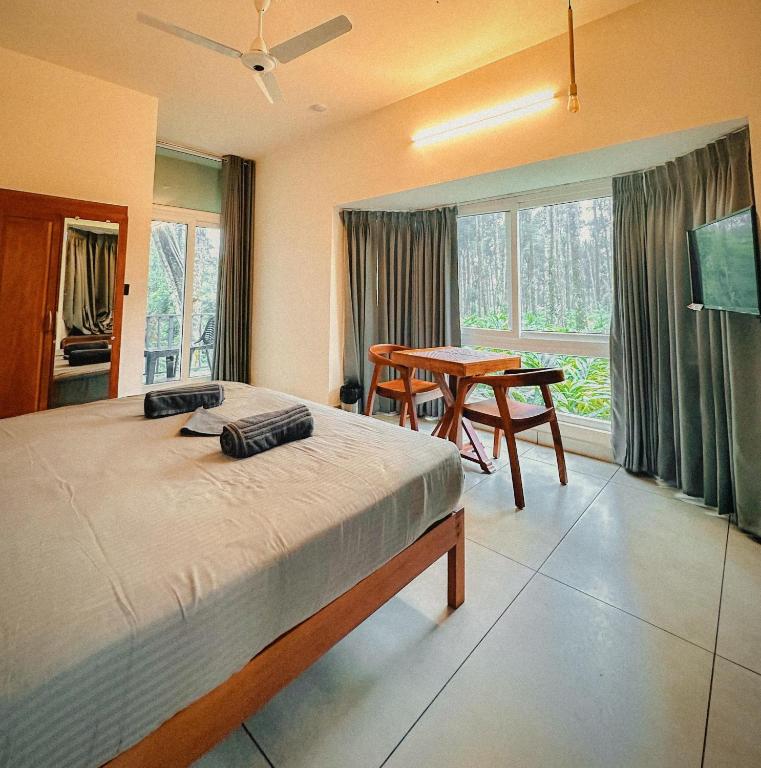Postel nebo postele na pokoji v ubytování Forestscape Resort Munnar