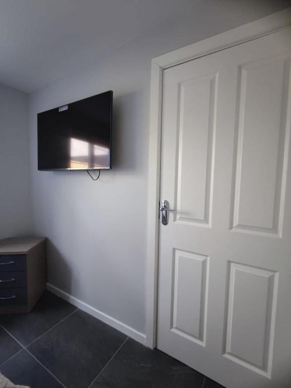 TV a/nebo společenská místnost v ubytování Cozy Private Self-Contained Suite