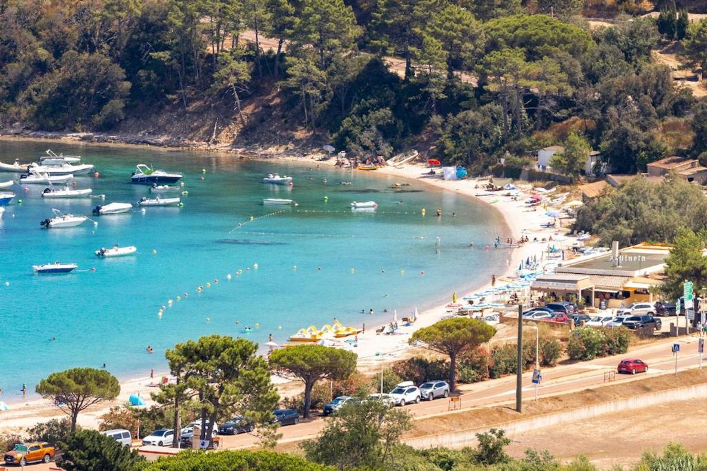 une plage avec un tas de gens et des bateaux dans l'eau dans l'établissement A Chiusa, à Conca