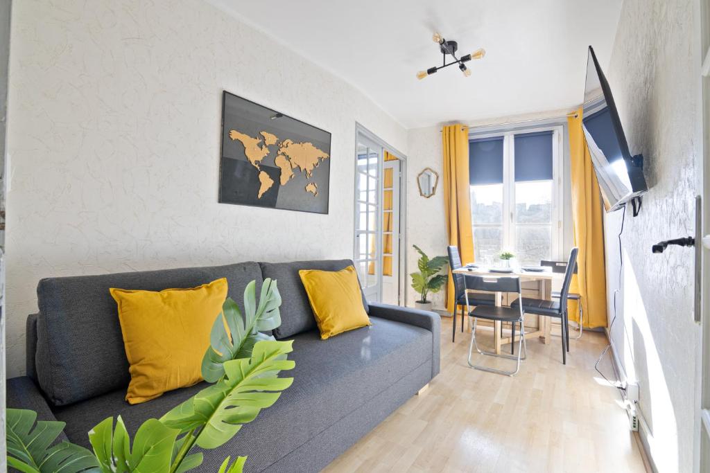 un salon avec un canapé bleu et une table dans l'établissement Superb Apartment Quartier Les Marais Free Netflix, à Paris
